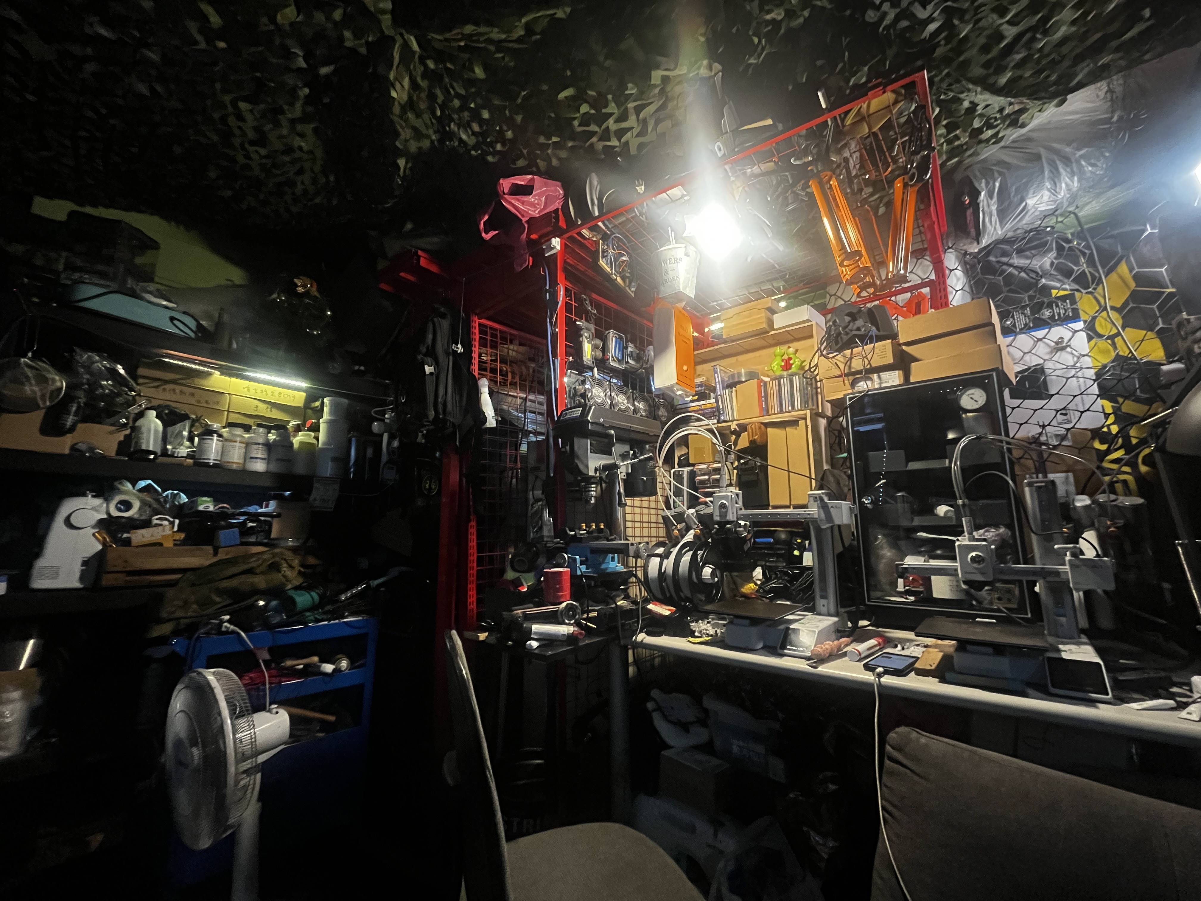 基地製作工作台與設備角落